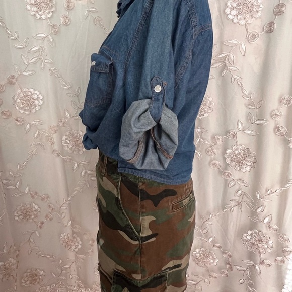 Zara sz M, light denim colored button-down, cropped blouse. - Picture 14 of 14